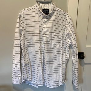 American Eagle contemporary horizontal striped cotton button-down. Slim fit
